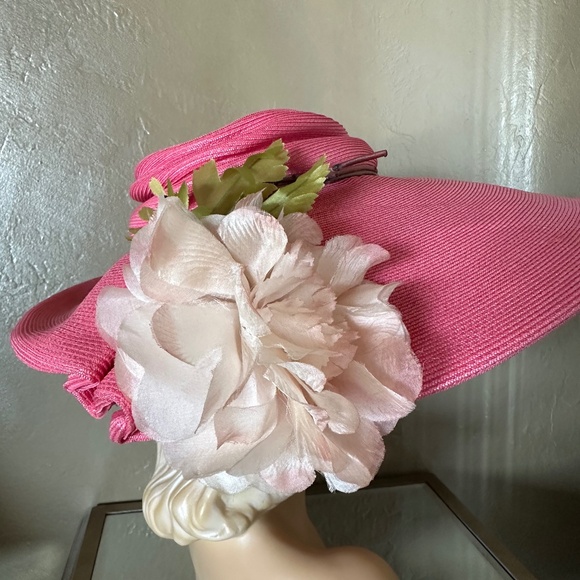 VIBRANT 1960s\' DESIGNER PINK STRAW WIDE BRIM HAT WITH WHITE FABRIC FLOWER main image 4
